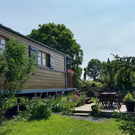 La Roulotte Au Fond Du Pre