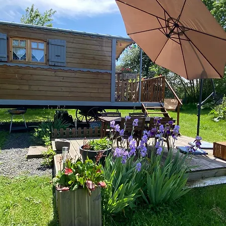 Guest house La Roulotte Au Fond Du Pre Coltines