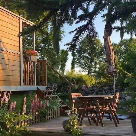 La Roulotte Au Fond Du Pre