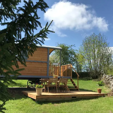 La Roulotte Au Fond Du Pre Coltines