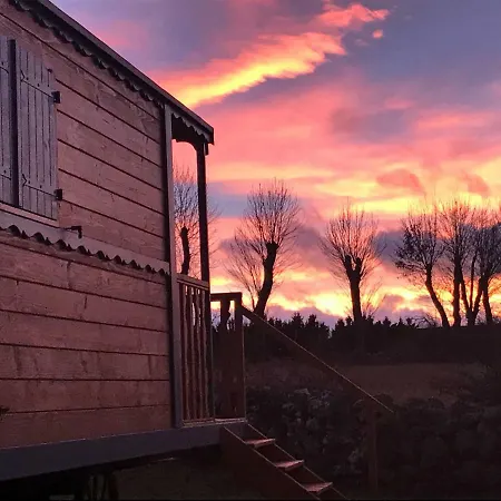 La Roulotte Au Fond Du Pre